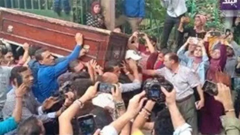 وصول جثمان الراحل هيثم أحمد زكى لمسجد مصطفى محمود