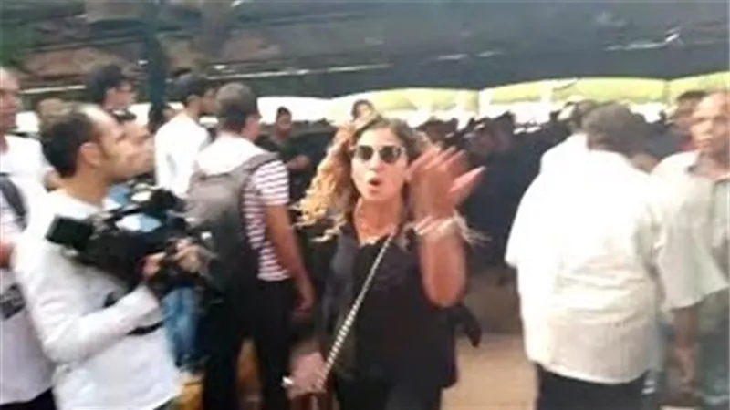 دينا الشربينى تنفعل على الصحفيين فى جنازة هيثم زكى