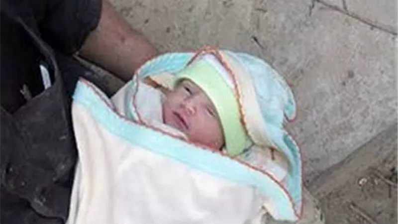 العثور على طفلة عمرها 3 أيام في مقابر البحيرة
