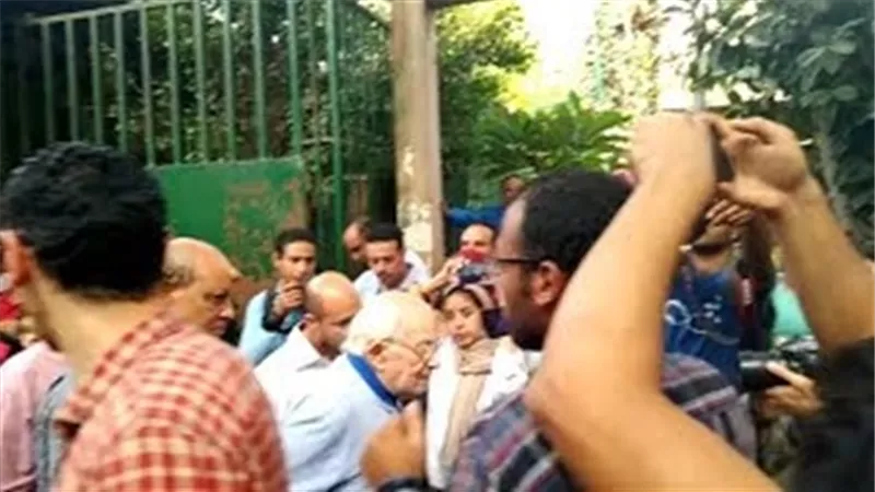 الحزن يسيطر على رشوان توفيق بجنازة ابن احمد زكى