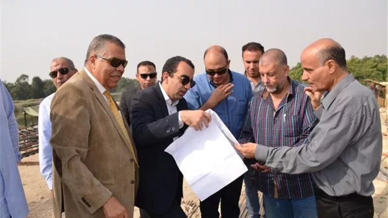 نائب محافظ الإسماعيلية يتابع انشاء حائط جسر ترعة السويس