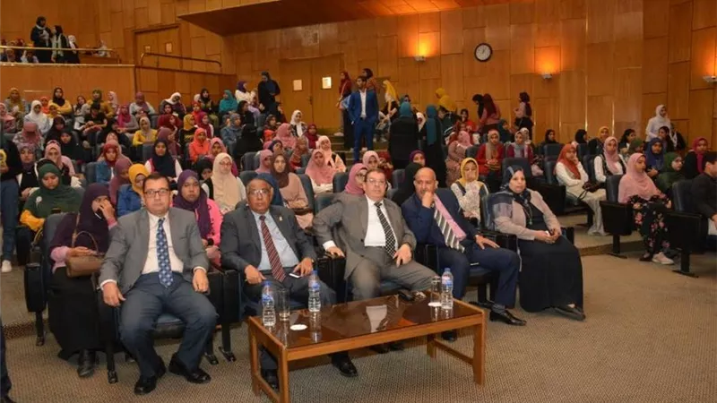 رئيس جامعة أسيوط يدعو الشباب لنشر ثقافة الاعتدال وتصحيح المفاهيم