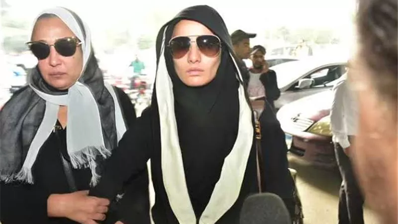 الفنانة زينة تشتبك مع الصحفيين فى عزاء هيثم زكى