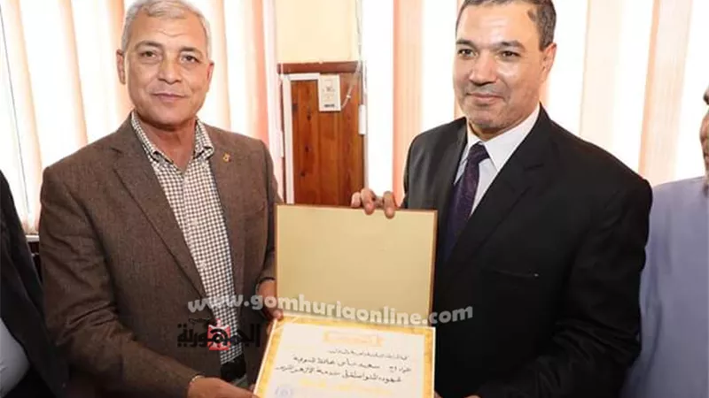 عميد الدراسات الإسلامية بالسادات يهدي محافظ المنوفية شهادة تقدير لمجهوداتة علي أرض المحافظة