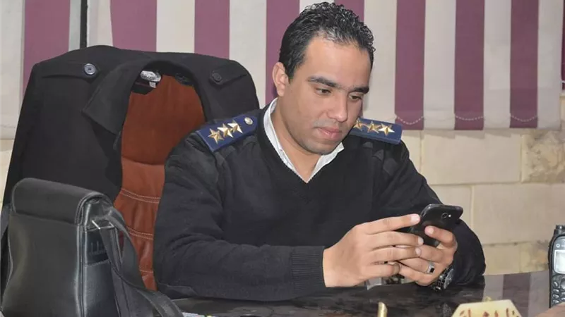 ضابط شرطة يسدد 5 آلاف جنيه لغارمة عجوز لوقف حبسها 3 سنوات