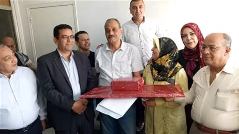 رئيس حى الوايلى يكرم مدير مكتبه في احتفالية خاصة
