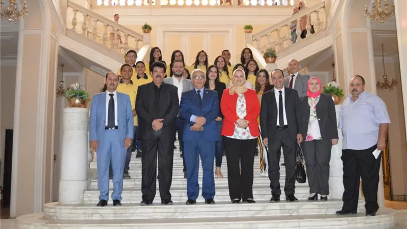 التعليم تكرم طلاب مدارس الزهراء اوائل مهرجان المسرح القومي
