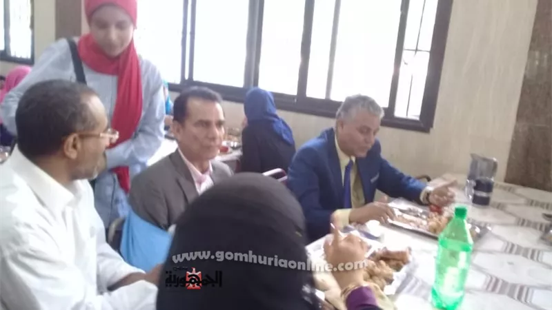 رئيس جامعة جنوب الوادى يتناول وجبة 