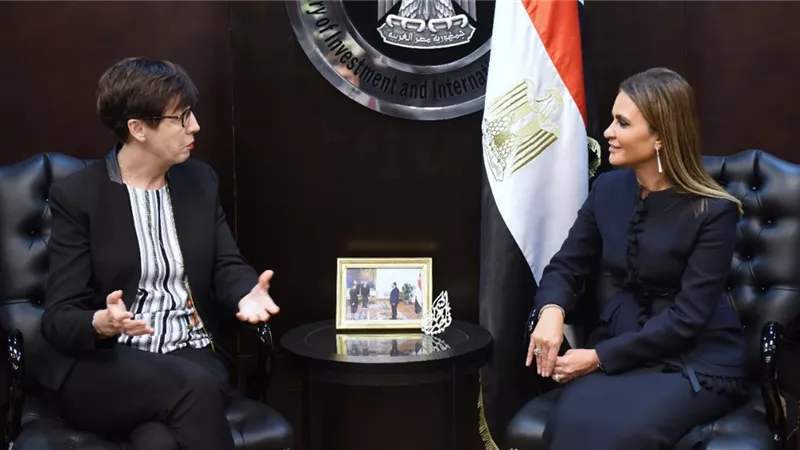 سكرتيرة قمة 