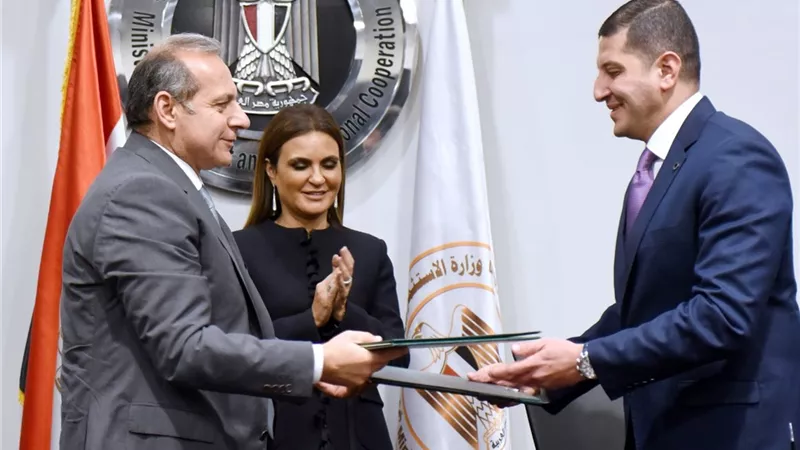 بروتوكول تعاون بين هيئة الاستثمار والبنك الأهلي لتنمية المناطق الحرة ودعم الشركات الصغيرة.. صور