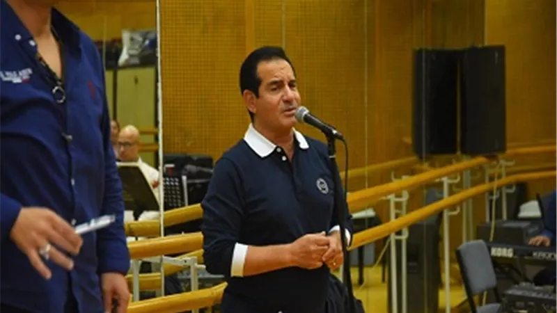 محمد ثروت يبدأ بروفات حفلاته الثلاثه بالموسيقى العربية.. صور