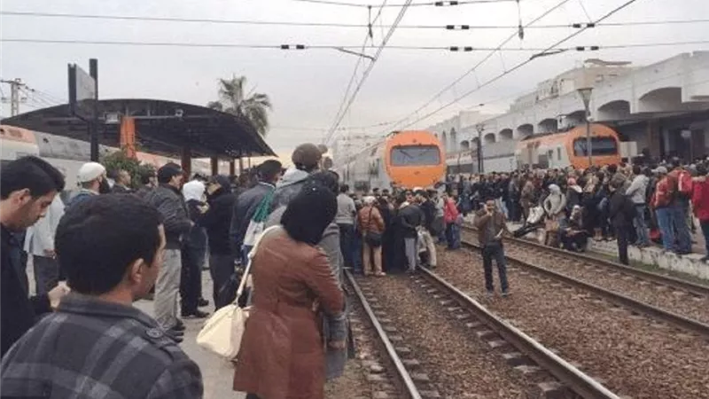 فيديو صادم.. فتاة تلقي بنفسها تحت عجلات القطار