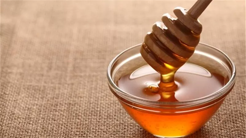 فوائد صحية عديدة عند تناول العسل الأبيض على الريق