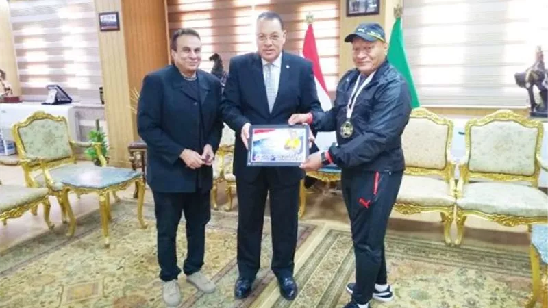 محافظ الشرقية يُكرم بطل العالم للكيك بوكسينج وزن 85 كجم