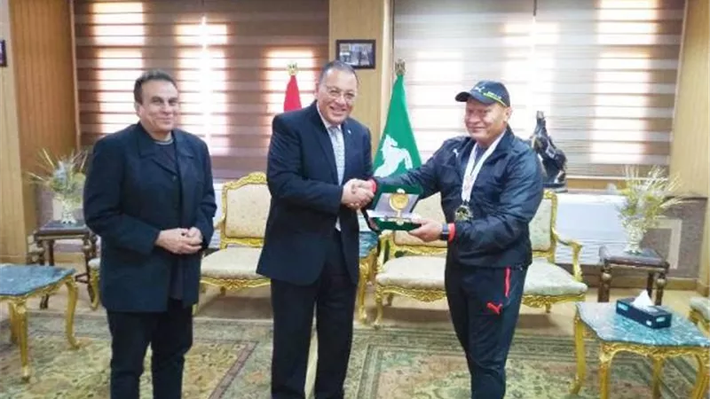 محافظ الشرقية يكرم بطل العالم فى الكيك بوكسينج