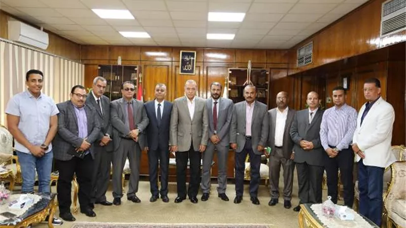 محافظ قنا يلتقى مسئولى مستشفى شفاء الأورمان لعلاج الأورام بالأقصر