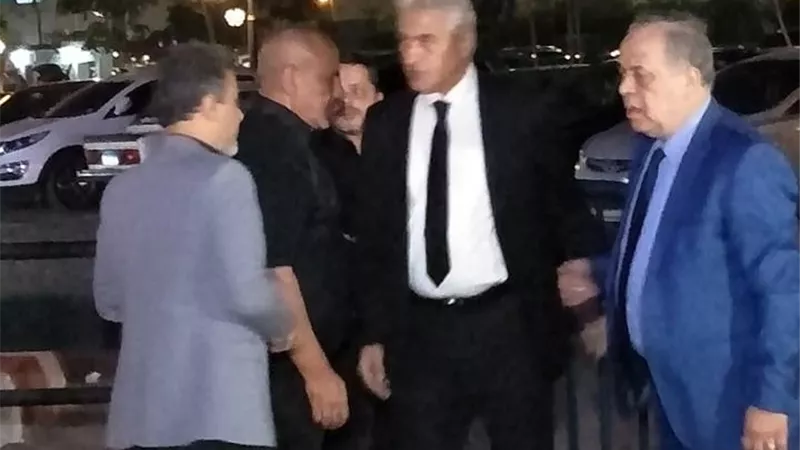 وائل الإبراشى يشارك في عزاء هيثم آحمد زكي .. صور