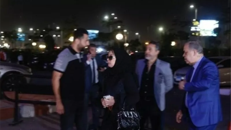 هنيدى وحلمى ودينا الشربينى وشهيرة يقدمون واجب العزاء فى ابن الامبراطور . صور