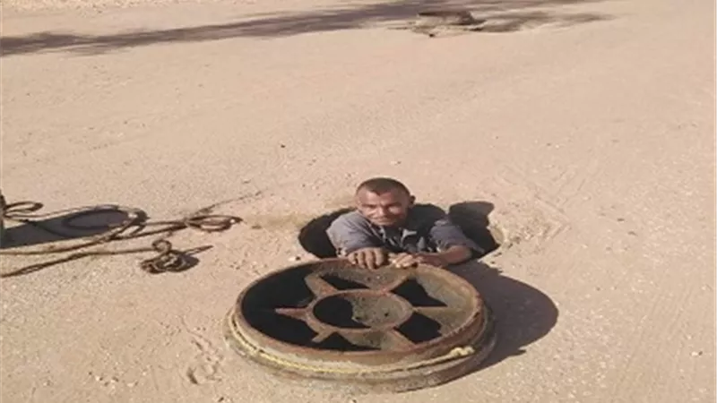 عمال الصرف يشكون عدم توافر بدلة الغطس والعدوى بغرف التفتيش بالوادى الجديد.صور