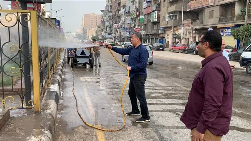 رئيسا حى اول وثان طنطا يشاركون العمال فى ازالة الأتربة والقمامة من الشوارع.. بالفيديو