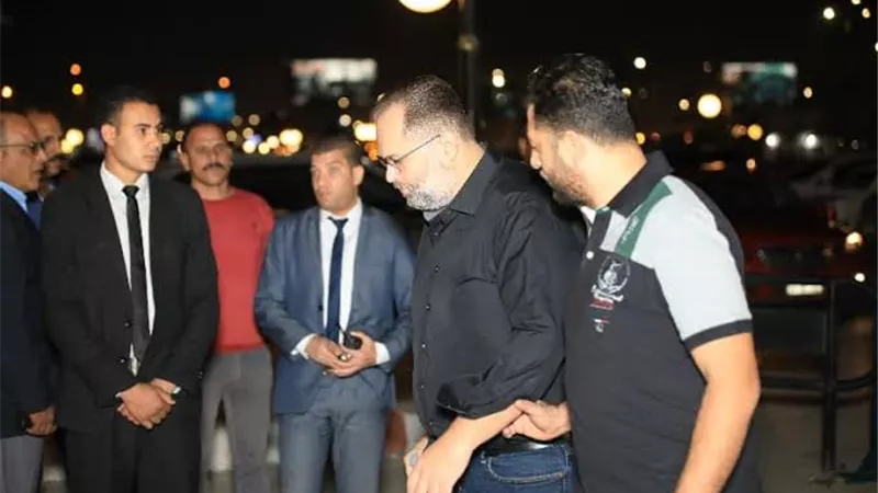 ابن الراحل محمود عبد العزيز بالعكاز فى عزاء هيثم زكى