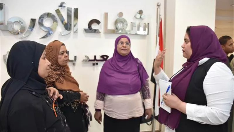 وفد معلمى سوهاج يتبرعون لصالح مستشفى شفاء الأورمان بمحافظة الأقصر