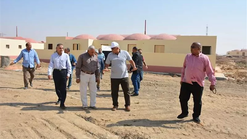 محافظ الوادى الجديد يوجه بسرعة تسليم القرى النموذجية للمنتفعين بالصور
