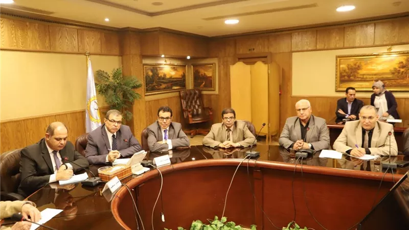 وزير القوي العاملة و محافظ الغربية يبحثان حل معوقات شركات الغزل والنسيج