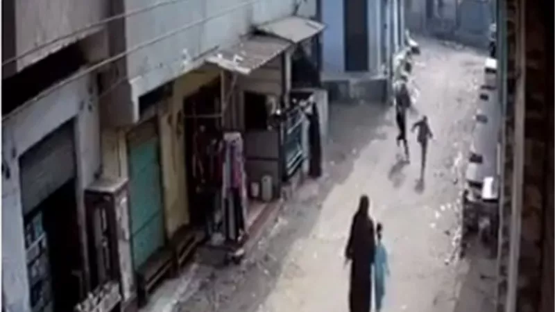 يكسر قدم طفل بأسطوانة غاز .. فيديو