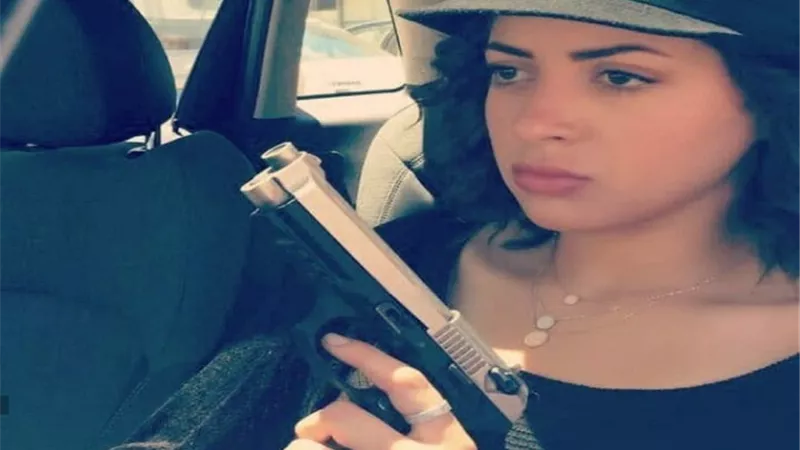 منى فاروق تهدد جمهورها بالسلاح..