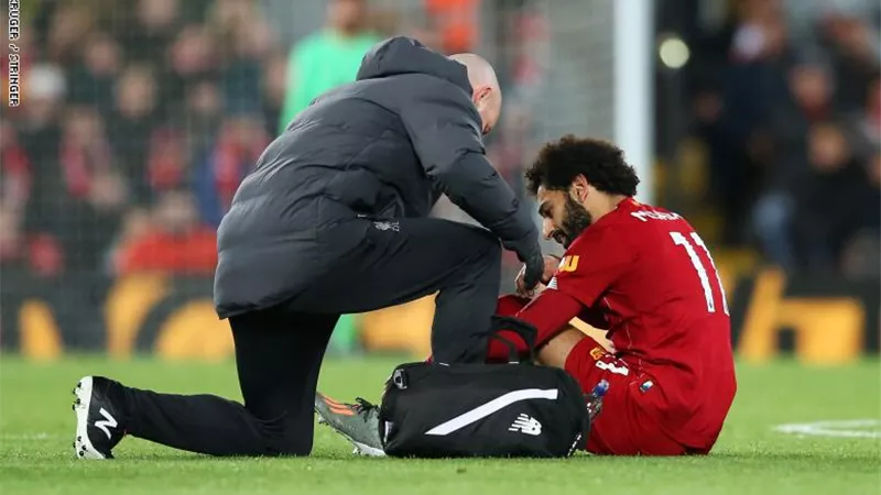 ليفربول ومانشستر سيتى.. محمد صلاح يخرج مصابًا