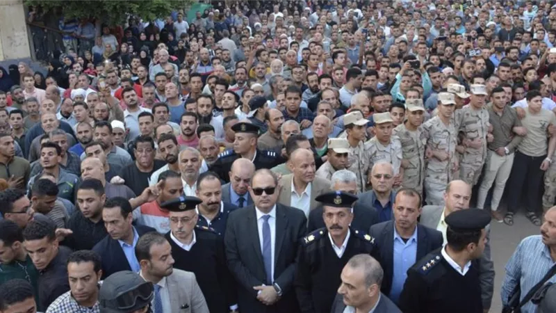 محافظ الغربية يؤدى صلاة الجنازة على روح الشهيد عمر شعبان بقرية سندبسط بزفتي