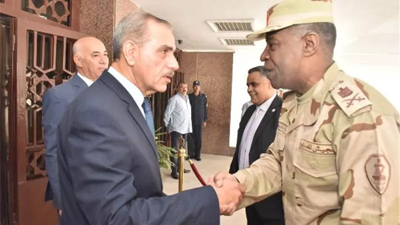 محافظ أسيوط يستقبل قائد قوات الدفاع الشعبي خلال زيارته للمحافظة