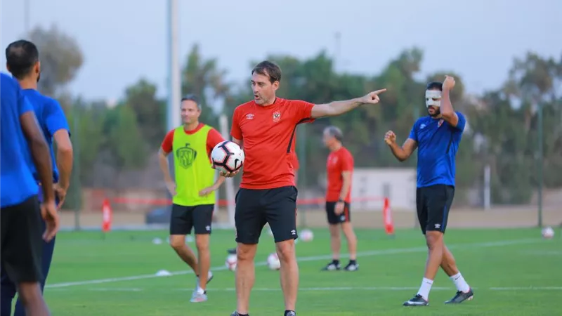 مدرب الاهلى يعقد جلسة مع جهازه المعاون