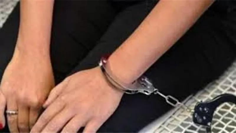 حبس خادمه لهفت مجوهرات العجوز... وخلعت بالنزهة