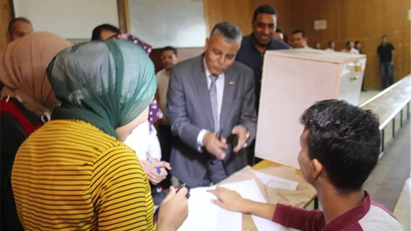 رئيس جامعة جنوب الوادي يتفقد جولة الاعادة بانتخابات الكليات