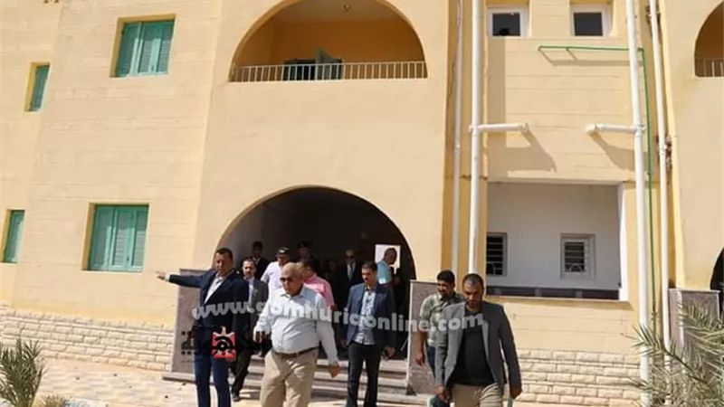 محافظ الوادى الجديد يتفقد أعمال تطوير الوحدة الصحية بدرب الأربعين ..صور