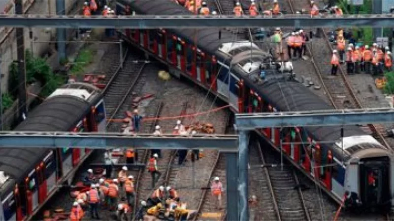 مصرع 15 شخصًا وإصابة العشرات فى حادث تصادم قطارين ببنجلاديش
