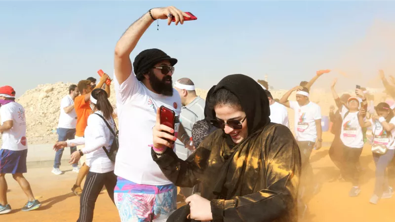 شخص يقتحم عرض مسرحي ويهاجم الممثلين بالسكين