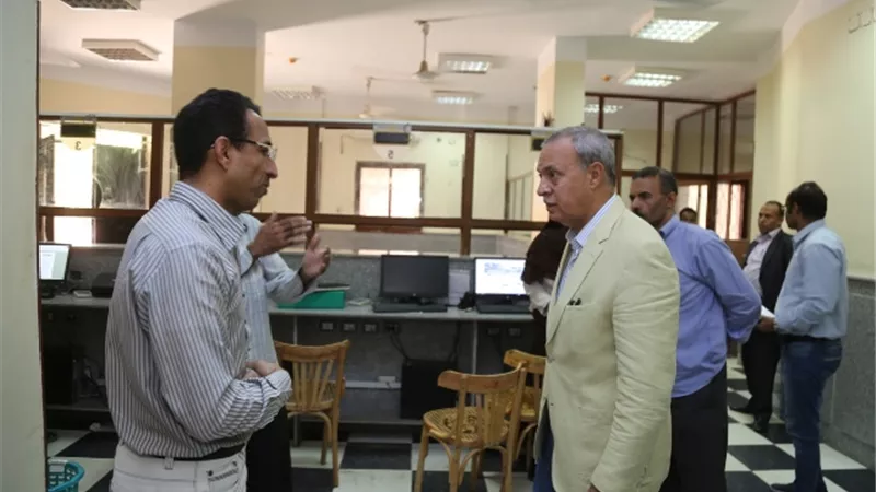 احاله 53 طبيبا وممرضا بمستشفى قفط التعليمى للتحقيق