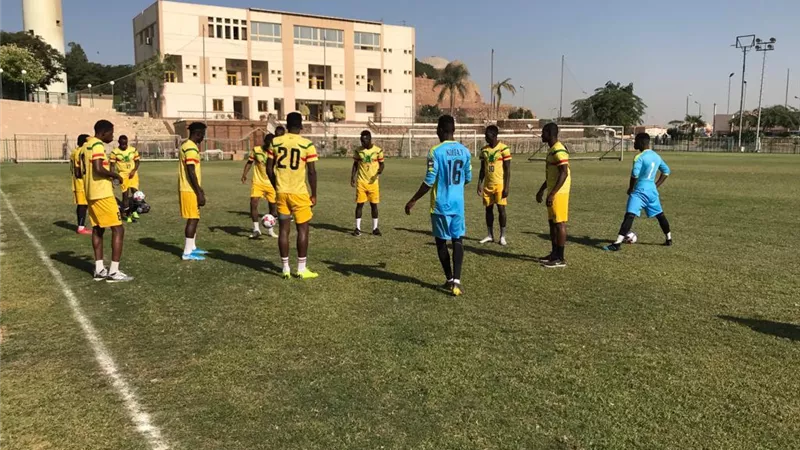 منتخب مالي يبدأ استعداداته لغانا بمران صباحي في الجبل الأخضر.. صور