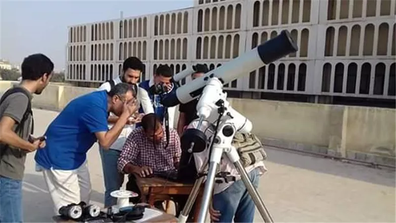 طلاب الأزهر يرصدون عمليا ظاهرة عبور كوكب عطارد أمام الشمس
