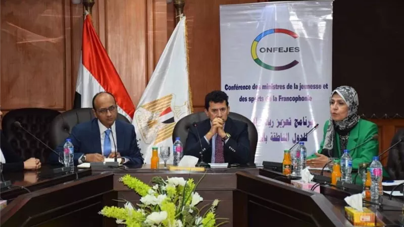 وزيرالشباب يسلم المنح المالية المقدمة للفائزين ببرنامج تعزيز ريادة الأعمال