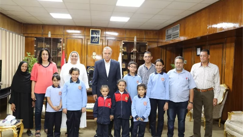 وفد مدرسة الراهبات يهنئ المحافظ بالمولد النبوى الشريف