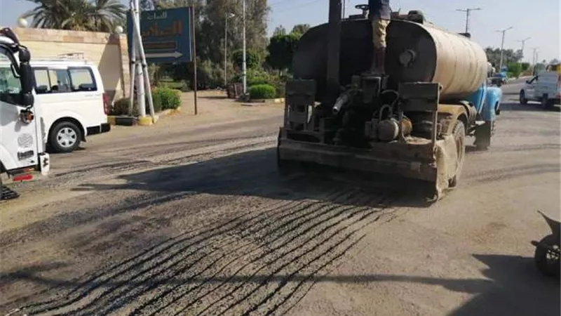 رصف مدخل مدينة الطود جنوب الأقصر وإنشاء مطبات صناعية