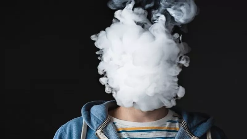 شاب يعانى من فشل تنفس كارثي.. والسبب السجائر الالكترونية