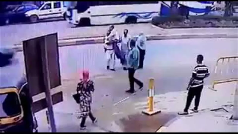 في لفتة انسانية رائعة.. ضابط يحمل معاقا علي كتفه لعبور الطريق.. فيديو