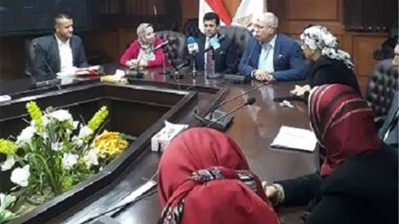 وزارة الرياضة تكرم أول طفل يصعد لقمة جبل موسى.. صور