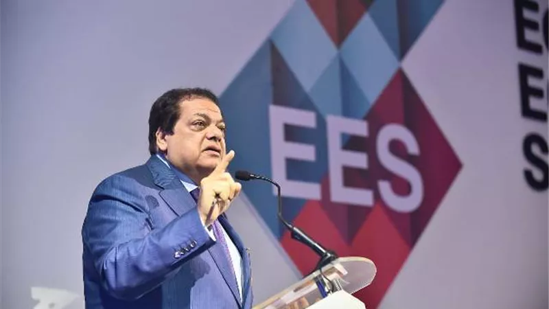 أبو العينين يطرح رؤيته للاستثمار الصناعي في قمة مصر الاقتصادية