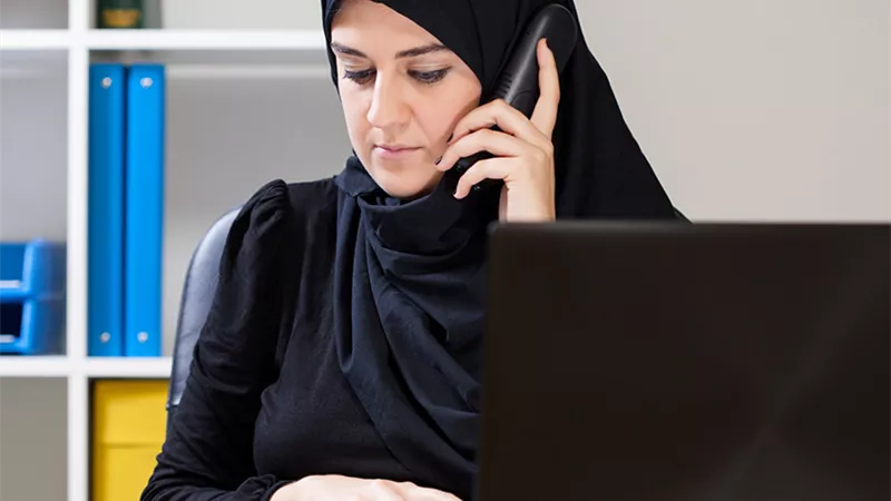 هل الزوجة العاملة ملزمة بالإنفاق من مرتبها في البيت؟